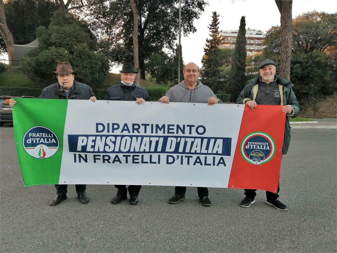 Roma, Striscioni del Dipartimento Pensionati d’Italia in Fratelli d’Italia, 24 gennaio 2022.